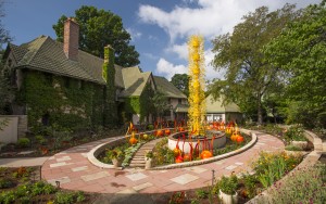  Dale Chihuly, "Saffron Tower", 2008 with "Cattails" and "Niijima Floats", 2014. Denver Botanic Gardens 